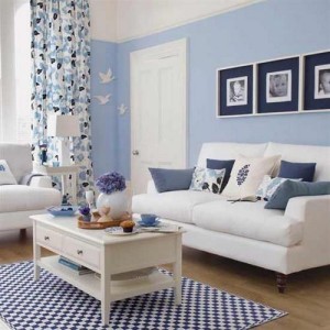 Сочетание голубой мебели с обоями
