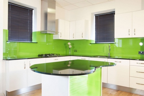 Светло-зеленая глянцевая расцветка кухонных скинали