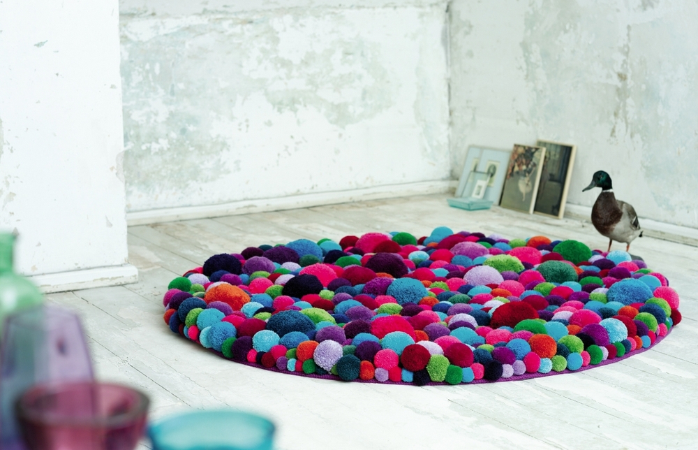 Создаем коврик-накидку на табурет из помпонов: Мастер-Классы в журнале Ярмарки Мастеров