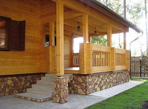 Дизайн крыльца частного деревянного дома